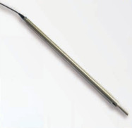 YS-L100光纖光柵裂縫傳感器也稱光纖光柵裂縫計，它采用不銹鋼外殼設(shè)計，具有測量精度高、抗壓抗剪切能力強(qiáng)等優(yōu)點(diǎn)，可長期布設(shè)在混凝土結(jié)構(gòu)物或其他材料結(jié)構(gòu)物內(nèi)部及表面，測量結(jié)構(gòu)物伸縮縫或周邊縫的開合度。